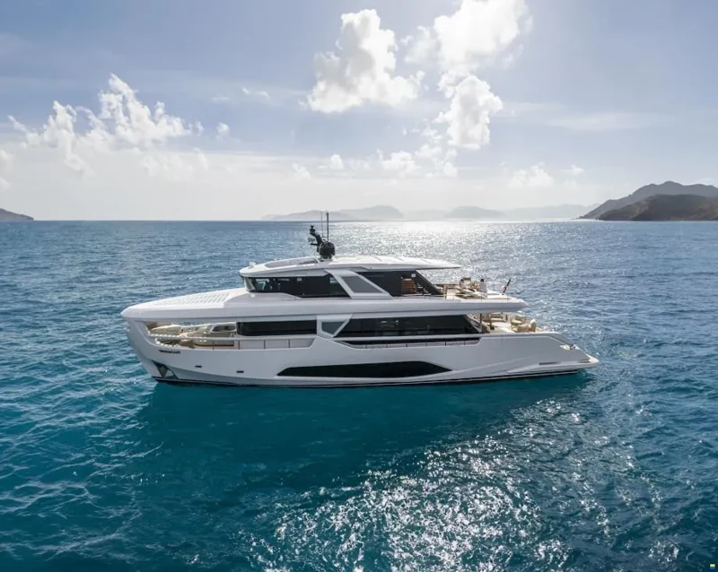 Ferretti Infynito 90